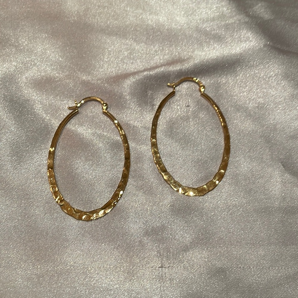 Shiny gold oval hoops